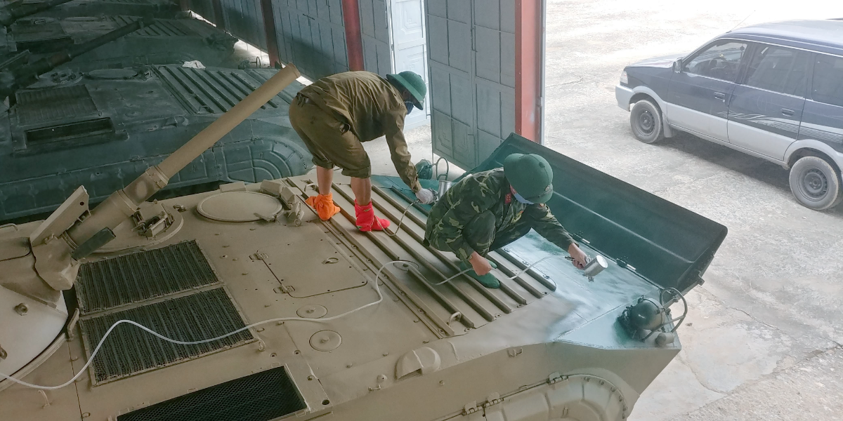 Phun phủ sơn Tắc Kè lên xe tăng