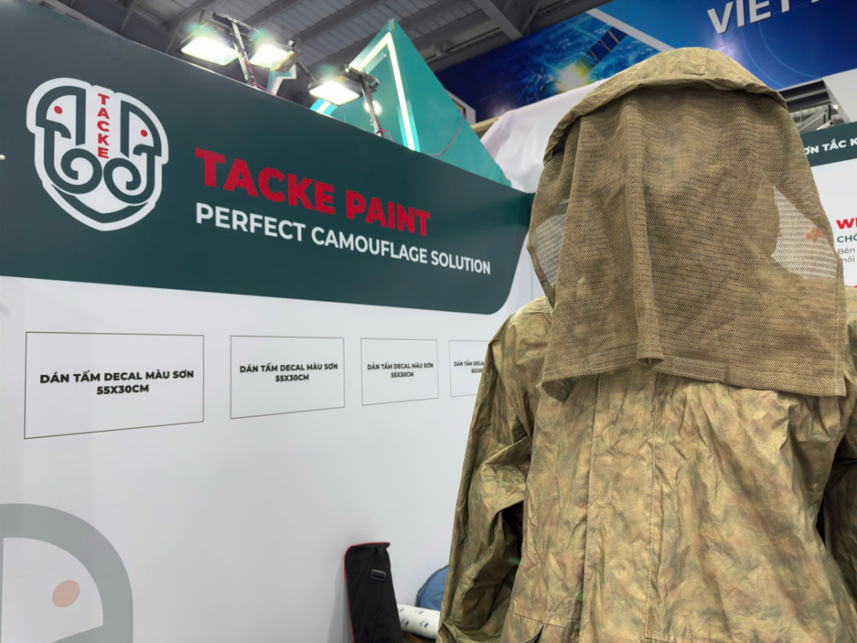 Trang phục ngụy trang có phủ lớp sơn Tắc Kè trên bề mặt vải