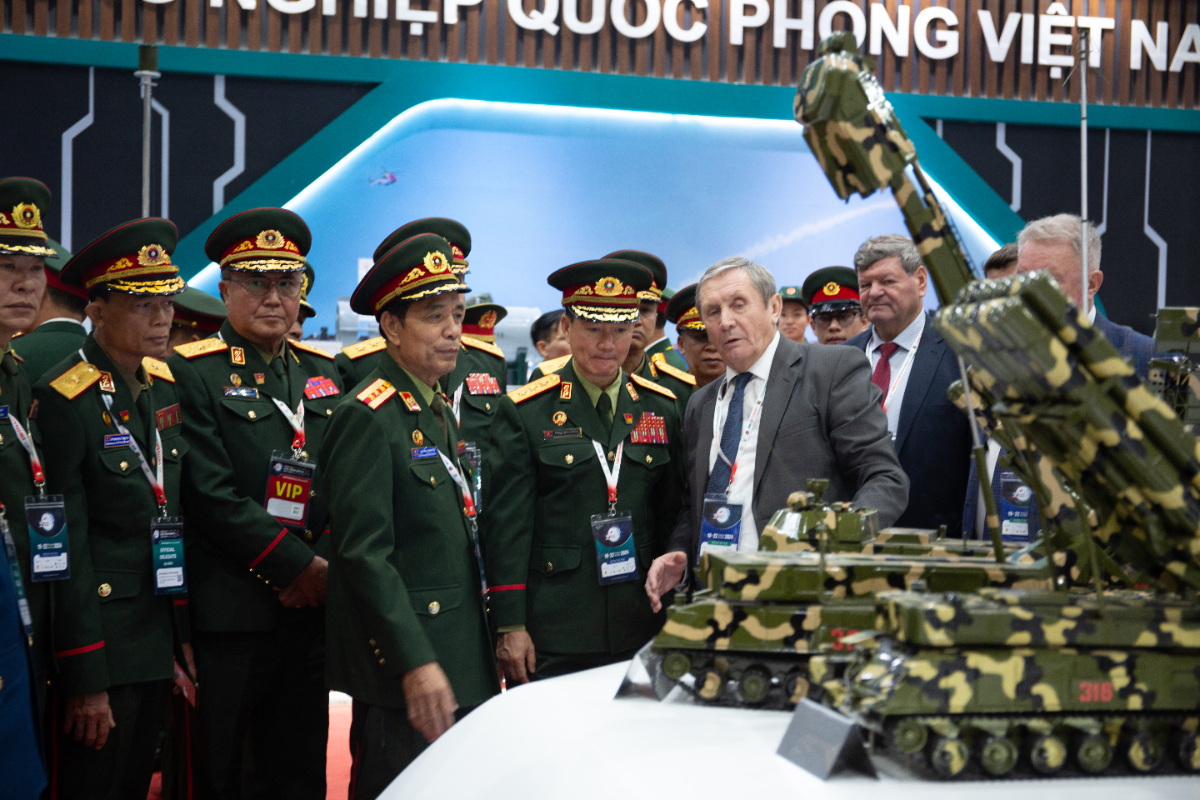 Các gian hàng Quốc tế đa dạng trưng bày nhiều loại khí tài hiện đại