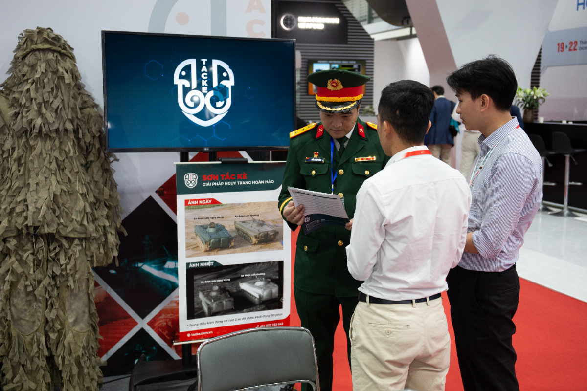 Khách hàng tham khảo thông tin về sản phẩm sơn Tắc Kè