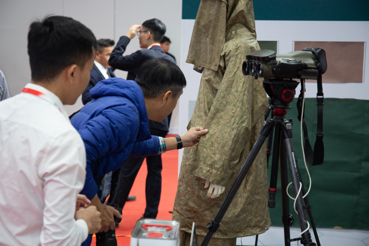 Khách hàng có thể trực tiếp cảm nhận trang phục được sơn ngụy trang bằng sơn Tắc Kè