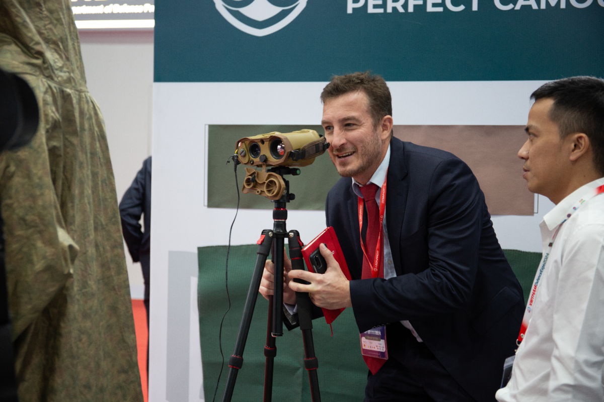 Nhiều khách quốc tế ghé thăm gian hàng C59 