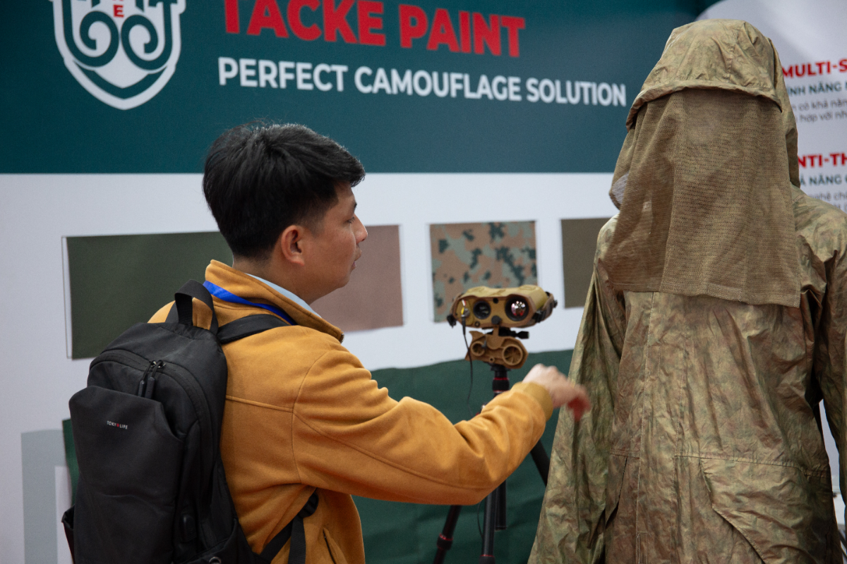 Sơn Tắc Kè biến trang phục thành lớp ngụy trang hoàn hảo