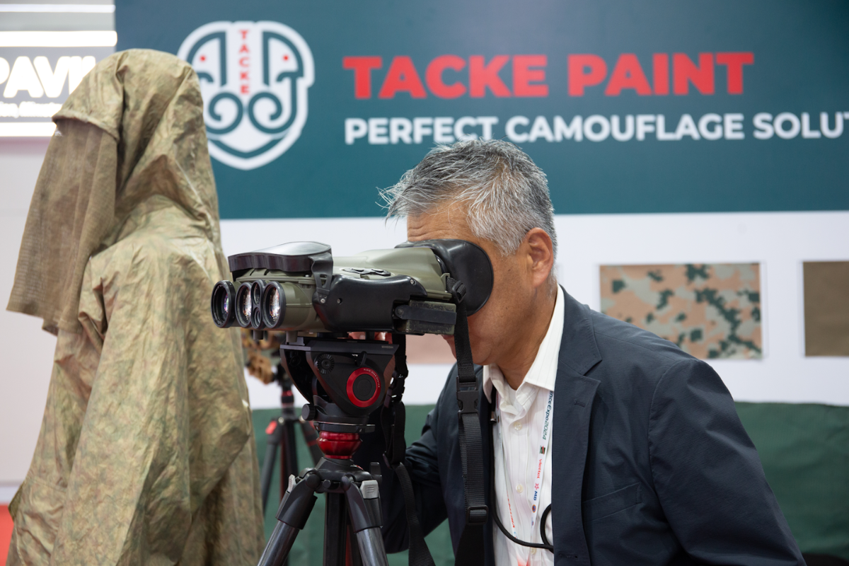 Khách tham quan được trải nghiệm các công nghệ quốc phòng tiên tiến 