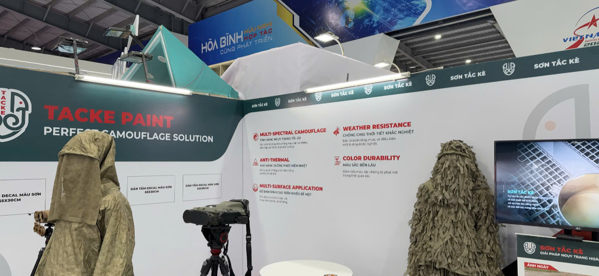 Gian hàng C59 trưng bày các bộ trang phục được sơn ngụy trang